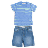 Conjunto de 2 piezas de shorts con playera azul y rayas.