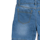 Conjunto de 2 piezas de shorts con playera azul y rayas.