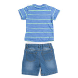 Conjunto de 2 piezas de shorts con playera azul y rayas.