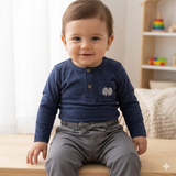 Conjunto de 2 piezas de pantalón estilo mezclilla color gris y pañalero de algodón con bordado