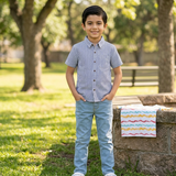 Conjunto de 3 piezas de camisa de rayas, playera de colores y pantalón de mezclilla B2N