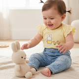 Pañalero con estampado de conejito color amarillo  y pantalones de mezclilla Miffy