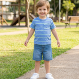 Conjunto de 2 piezas de shorts con playera azul y rayas.