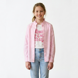 Conjunto 3 piezas de chamarra, playera con estampado y pantalones de mezclilla