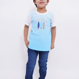 Conjunto  2 piezas de playera azul manga corta con estampado y pantalones de mezclilla